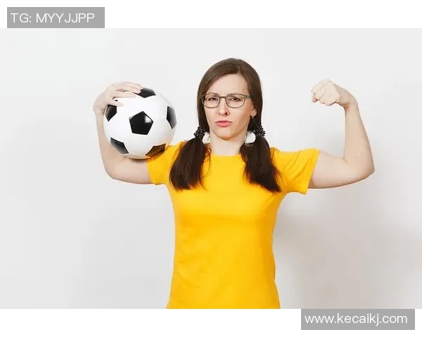 年轻扎马尾的足球明星展现青春活力与竞技魅力的完美结合